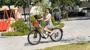 Yên xe có thể điều chỉnh linh hoạt để phù hợp với chiều cao người lái.