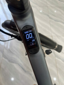 Xe đạp trợ lực điện Phoenix LM Supernova được tích hợp màn hình LCD hiển thị ở phần khung thân xe.
