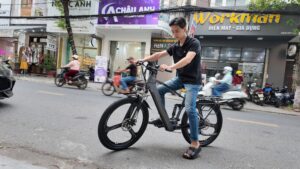 Xe đạp trợ lực điện Phoenix M16 gây ấn tượng bởi thiết kế thể thao và khung nhôm chắc chắn.