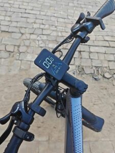 Xe được trang bị màn hình LCD chống nước, dễ quan sát
