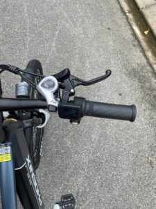 Màn hình hiển thị pin và bộ điều khiển đề Shimano.