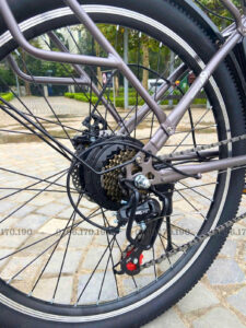 Xe được trang bị bộ đề Shimano 7 cấp.