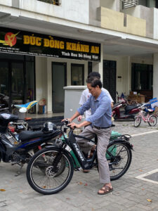 Khách hàng đến cửa hàng TSEBIKE để đi thử trực tiếp chiếc Phoenix G2.