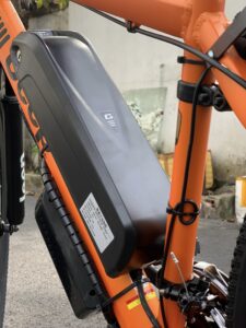 Hộp pin được gắn phía dưới khung xe.