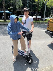 Hình ảnh khách hàng đến trải nghiệm thực tế sản phẩm tại cửa hàng TSEBIKE
