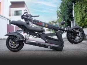 Chiếc scooter này dễ dàng gấp gọn để mang lên chung cư.