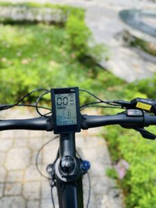 Màn hình LCD hiển thị thông số chi tiết.