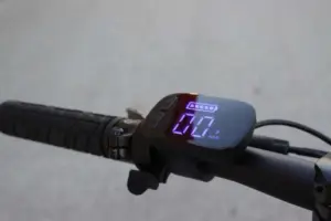 Xe được trang bị Hệ thống truyền động Shimano 7 cấp danh tiếng, cho phép người dùng dễ dàng tùy chỉnh tốc độ để đối phó với mọi điều kiện đường sá