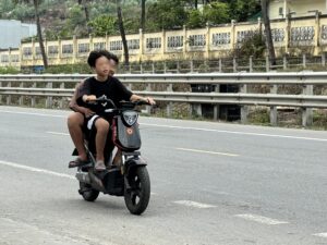 cấm trẻ em dưới 16 tuổi đi xe máy điện