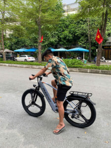 Khách hàng đến lái thử xe tại TSEBIKE Việt Nam.