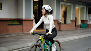 di-xe-dap-dien-tro-luc-co-can-doi-mu-bao-hiem-khong