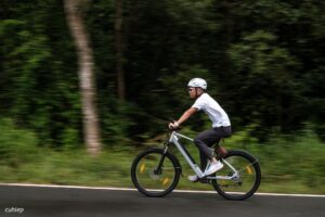 đội mũ bảo hiểm khi đi xe đạp trợ lực để đảm bảo an toàn