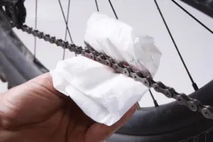 lam-sach-ri-set-tren-xe-dap-tro-luc-dien