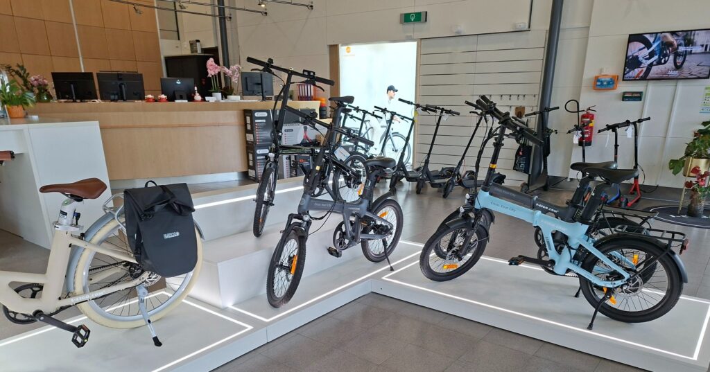 xe dap tro luc dien ADO