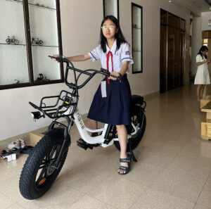 Xe đạp trợ lực điện giúp con đường đến trường của các em học sinh trở nên dễ dàng hơn.