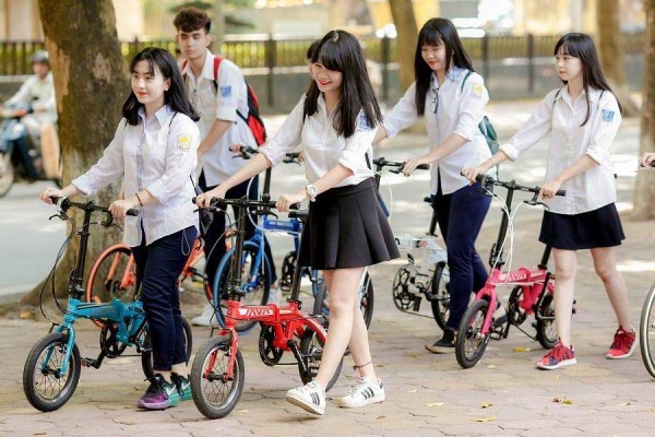 Ngày càng có nhiều phụ huynh chọn xe đạp trợ lực điện cho con em để đi học.